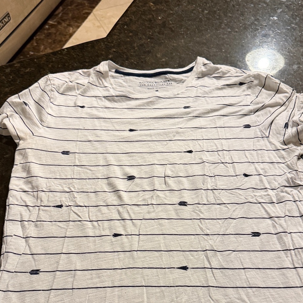 Banana Republic Men's White Tee with Navy Arrow Stripes